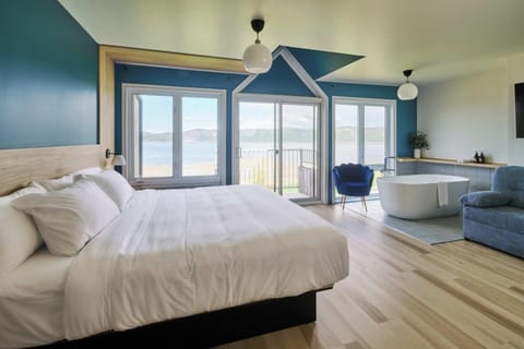 Premium Suite, 1 King Bed with Sofa bed, Bay View | Desk, blackout drapes, iron/ironing board, WiFi (free)