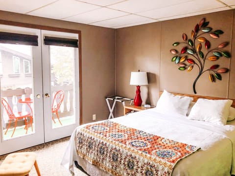 Standard Room, 1 Queen Bed, Balcony | Premium bedding, desk, iron/ironing board, free cribs/infant beds