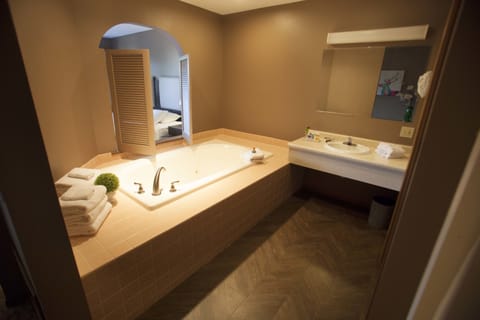 Comfort Room, 1 King Bed, Hot Tub | Bathroom | Combined shower/tub, designer toiletries, hair dryer, towels