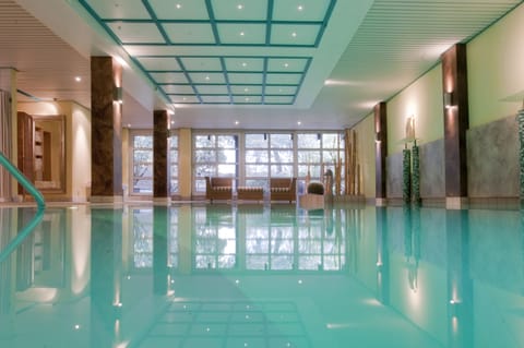 Indoor pool, sun loungers