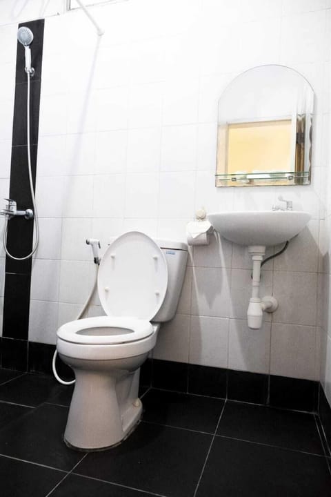 Superior Room, 1 Queen Bed | Bathroom | Shower, slippers, towels