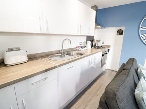 Cottage | Private kitchen | Fridge, dishwasher, electric kettle, toaster