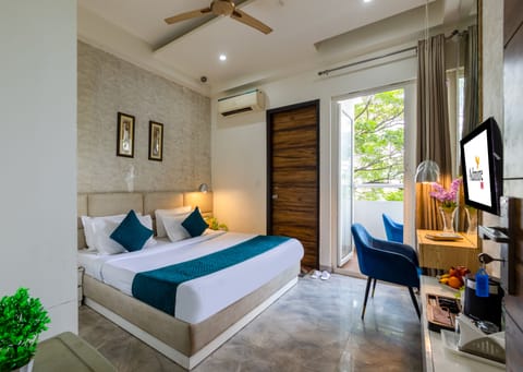 Deluxe Room | Egyptian cotton sheets, premium bedding, Select Comfort beds, desk