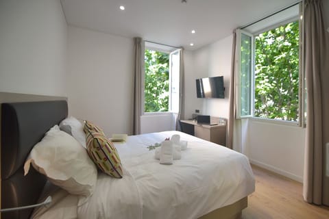 Comfort Room | Select Comfort beds, in-room safe, desk, laptop workspace