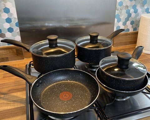 Comfort Room | Private kitchen | Full-size fridge, microwave, oven, stovetop