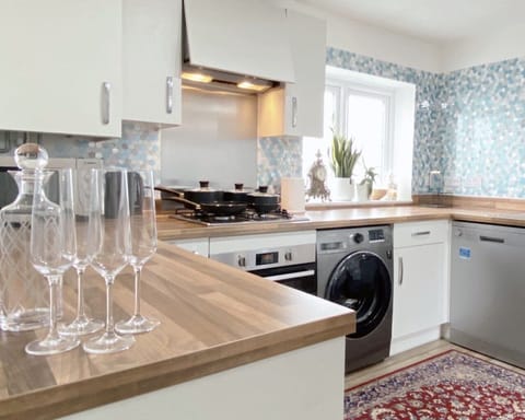 Comfort Room | Private kitchen | Full-size fridge, microwave, oven, stovetop