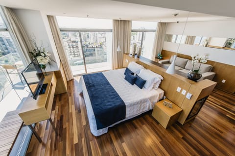 Presidential Suite, Ocean View | Minibar, in-room safe, desk, soundproofing