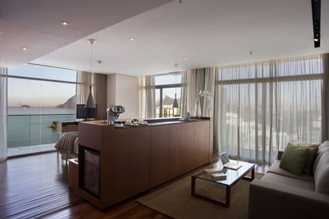 Presidential Suite, Ocean View | Minibar, in-room safe, desk, soundproofing