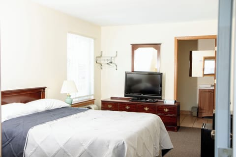 Classic Room, 1 Queen Bed | Iron/ironing board, cribs/infant beds, free WiFi, bed sheets