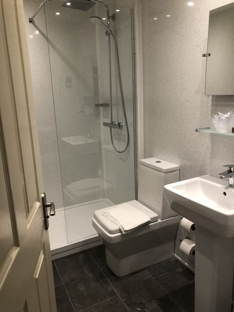 Suite | Bathroom | Combined shower/tub, hair dryer, towels