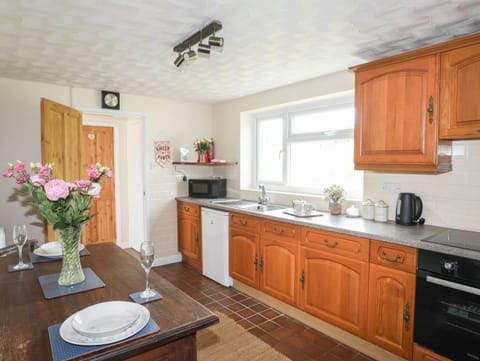 Cottage | Private kitchen | Fridge, electric kettle, toaster, cookware/dishes/utensils