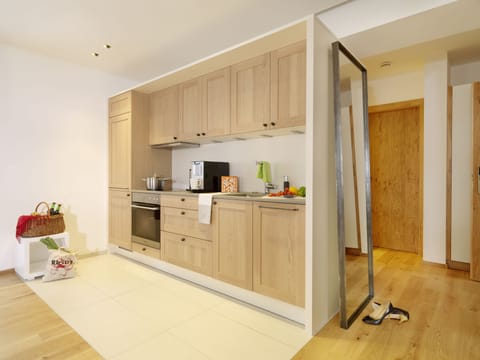 Full-size fridge, oven, stovetop, dishwasher