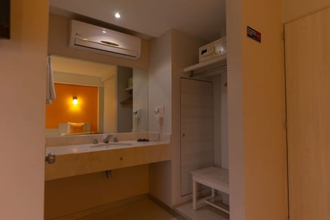 Standard Double Room | Bathroom | Shower, rainfall showerhead, towels