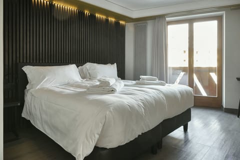 Triple Room | Minibar, in-room safe, desk, free WiFi