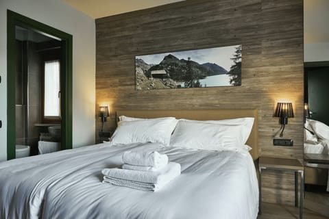 Minibar, in-room safe, desk, free WiFi