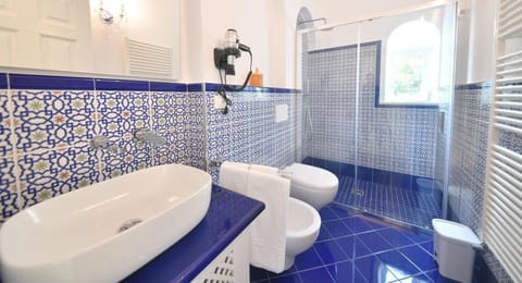 Luxury Room | Bathroom | Shower, free toiletries, hair dryer, bidet