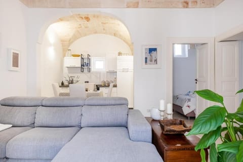 Apartment, Terrace | Living area | 30-inch TV with digital channels