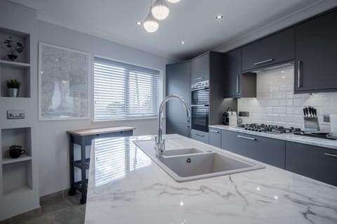 House (4 Bedrooms) | Private kitchen | Fridge, microwave, oven, stovetop