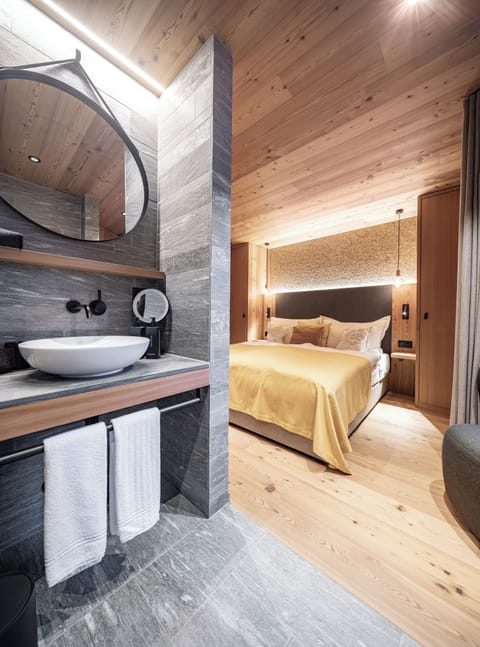 Basic Double Room, 1 Double Bed | Hypo-allergenic bedding, free minibar, in-room safe, desk