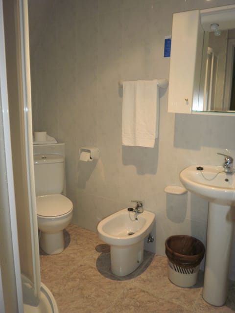 Combined shower/tub, deep soaking tub, rainfall showerhead