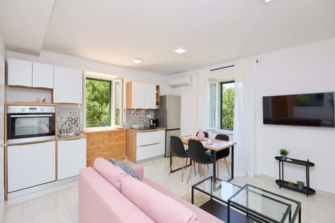 Apartment (1 Bedroom) | Living room | 102-cm flat-screen TV with cable channels, TV