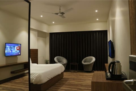 Deluxe Room | In-room safe, soundproofing, iron/ironing board, free WiFi