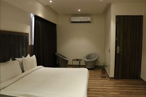 Deluxe Room | In-room safe, soundproofing, iron/ironing board, free WiFi