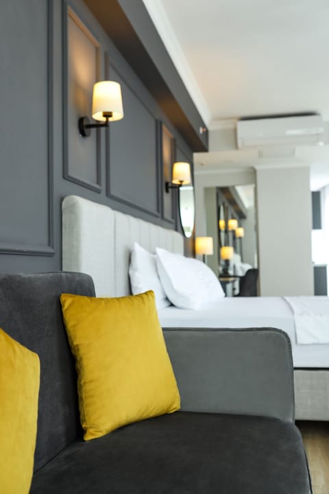 Classic Studio Suite | Minibar, desk, laptop workspace, soundproofing