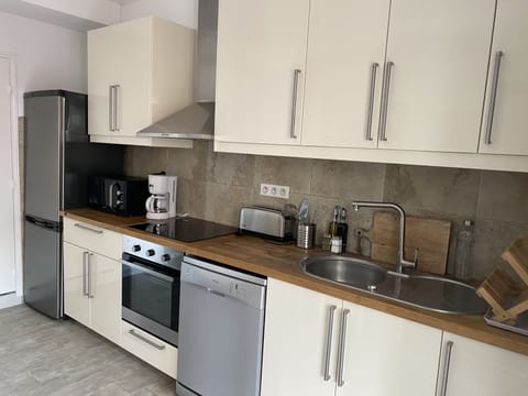 Family Suite | Private kitchen | Full-size fridge, microwave, oven, stovetop