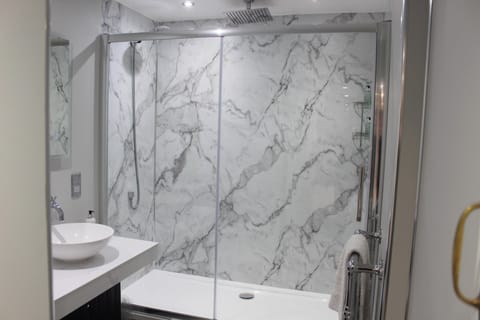 Executive Double Room | Bathroom | Free toiletries, hair dryer, towels, soap