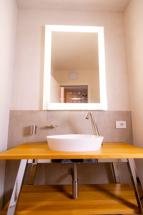 Deluxe Double Room, 1 Bedroom | Bathroom | Free toiletries, hair dryer, bidet, towels