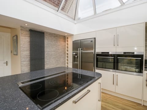 Cottage | Private kitchen | Fridge, dishwasher, electric kettle, toaster