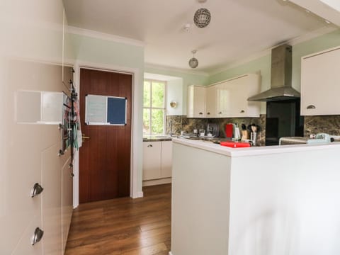 Cottage | Private kitchen | Fridge, dishwasher, electric kettle, cookware/dishes/utensils