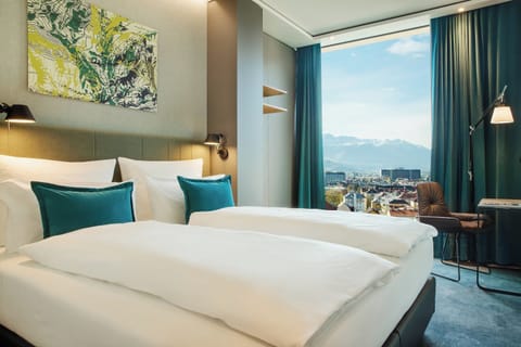 Egyptian cotton sheets, premium bedding, in-room safe, desk