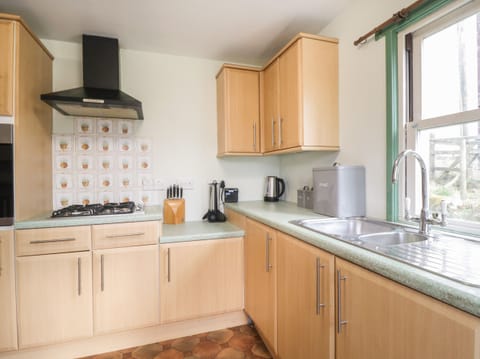 Cottage | Private kitchen | Fridge, electric kettle, toaster, cookware/dishes/utensils