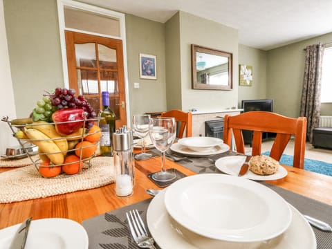 Cottage | Private kitchen | Fridge, dishwasher, electric kettle, toaster