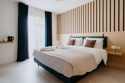 King Room, Balcony | Memory foam beds, free minibar items, in-room safe