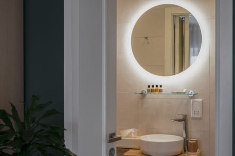 Queen Room, Balcony | Bathroom | Shower, rainfall showerhead, free toiletries, hair dryer