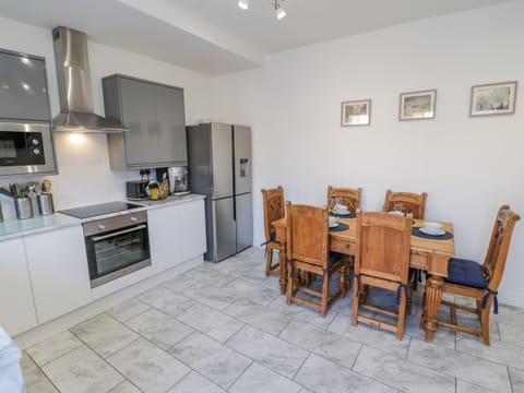 Cottage | Private kitchen | Fridge, dishwasher, electric kettle, toaster