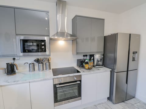 Cottage | Private kitchen | Fridge, dishwasher, electric kettle, toaster