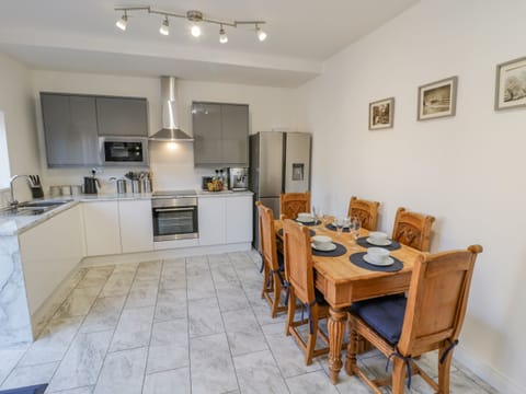 Cottage | Private kitchen | Fridge, dishwasher, electric kettle, toaster