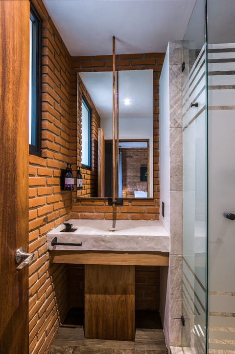 Superior Room | Bathroom | Shower, rainfall showerhead, free toiletries, hair dryer