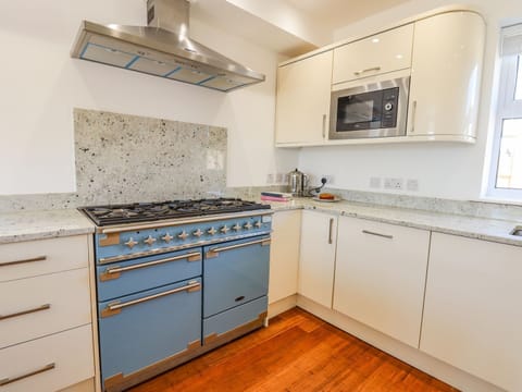 Cottage | Private kitchen | Fridge, dishwasher, electric kettle, toaster