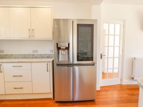 Cottage | Private kitchen | Fridge, dishwasher, electric kettle, toaster