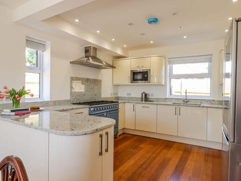 Cottage | Private kitchen | Fridge, dishwasher, electric kettle, toaster