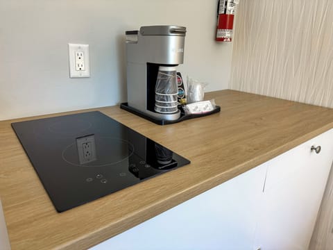 Deluxe Room, 1 King Bed, Kitchenette | Private kitchen | Mini-fridge, microwave, coffee/tea maker