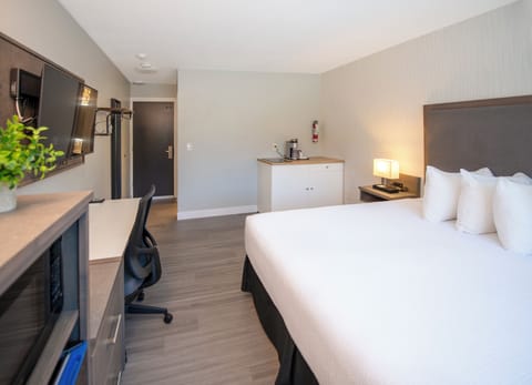 Egyptian cotton sheets, premium bedding, pillowtop beds, desk