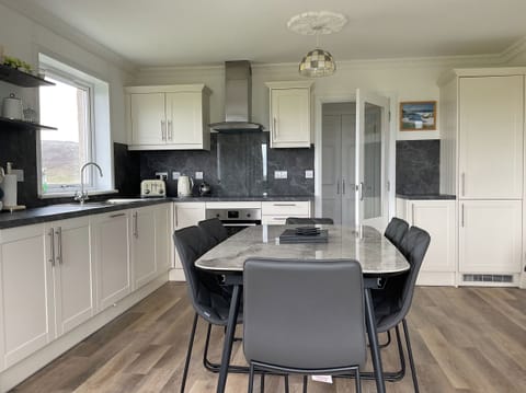 Cottage | Private kitchen | Fridge, dishwasher, cookware/dishes/utensils