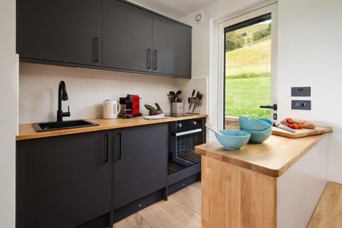 Cottage | Private kitchen | Fridge, cookware/dishes/utensils