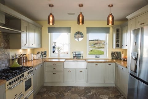 Cottage | Private kitchen | Dishwasher, cookware/dishes/utensils